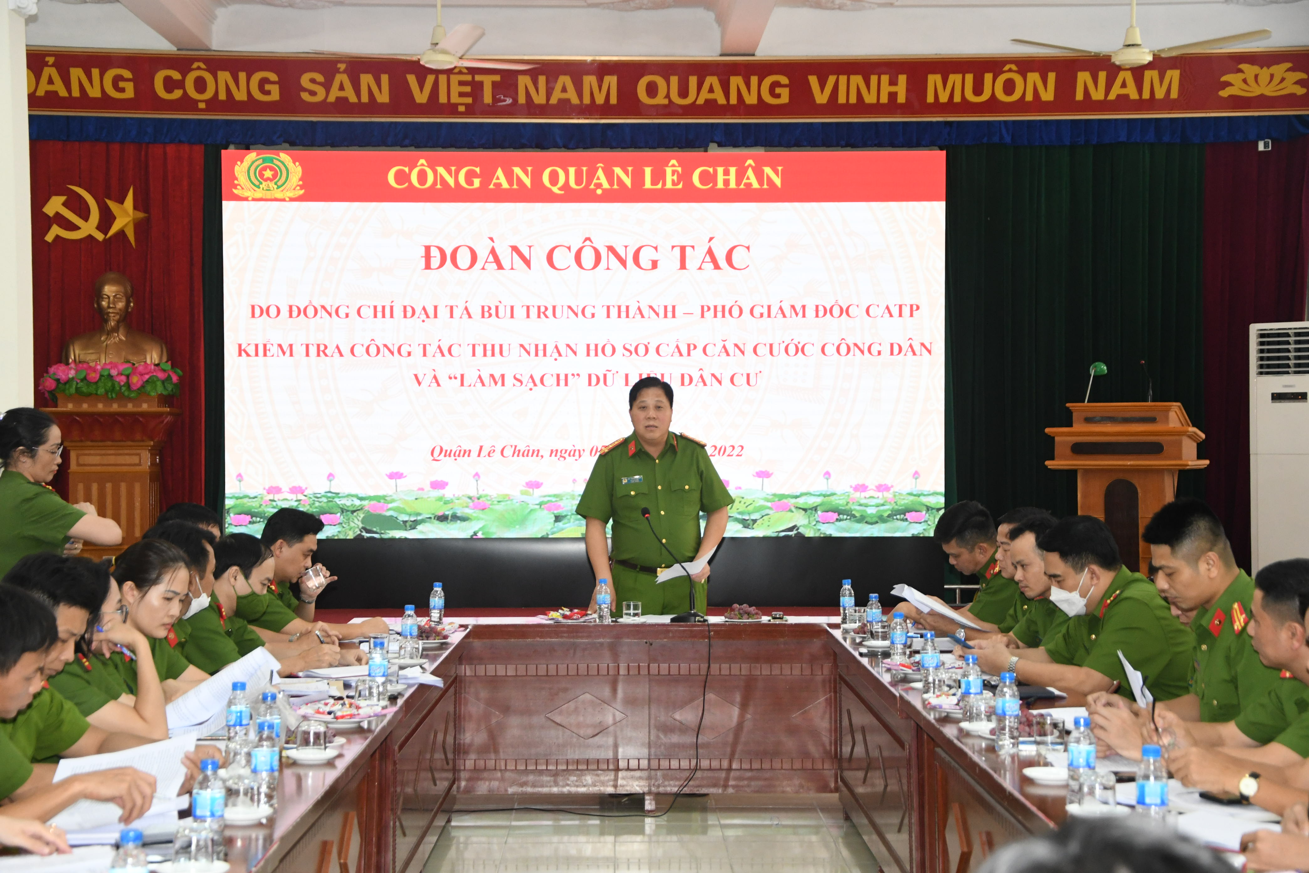 Đại tá Bùi Trung Thành làm việc với Công an quận Lê Chân về cao điểm cấp CCCD